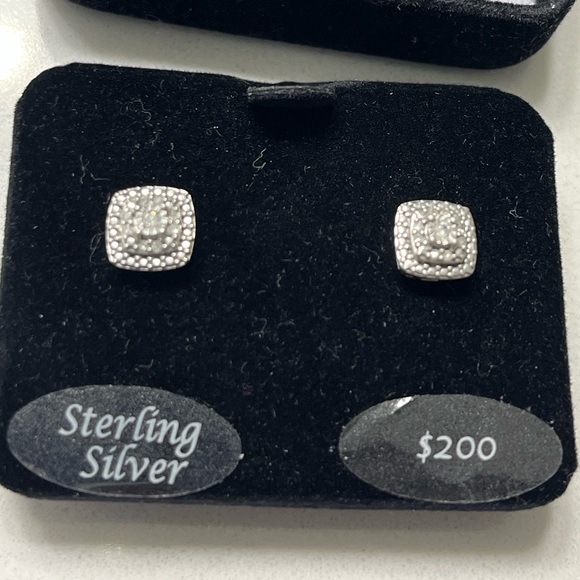 Diamond stud cushion earrings - Picture 1 of 3
